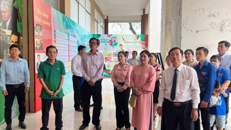 Lãnh đạo tham dự lễ cùng người dân tham quan khu triển lãm tranh của họa sĩ Đoàn Việt Tiến.