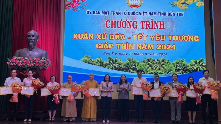 Ban tổ chức trao bằng khen cho các tổ chức, cá nhân có thành tích ủng hộ vật chất thực hiện an sinh xã hội.