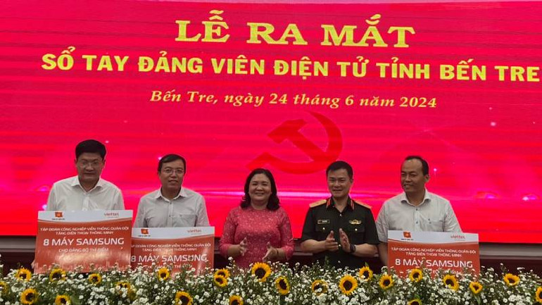Lãnh đạo tỉnh Bến Tre và Tập đoàn Công nghiệp - Viễn thông Quân đội trao tặng điện thoại thông minh cho đảng viên khó khăn tại 3 Đảng bộ thí điểm