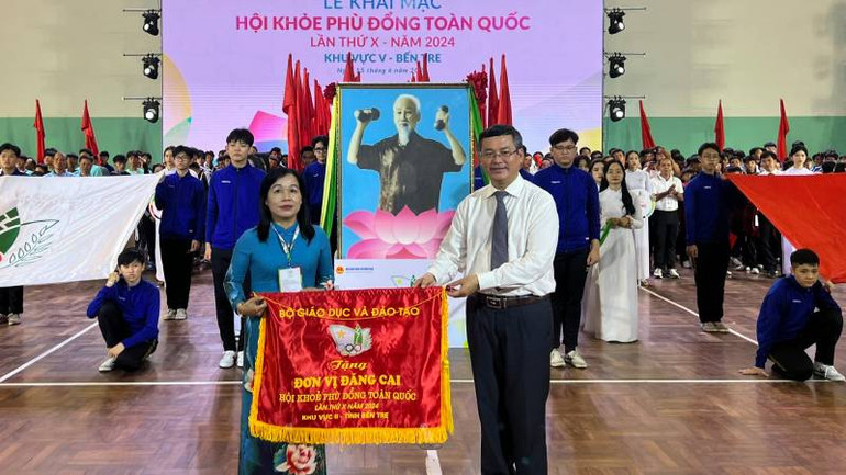 Thứ trưởng Giáo dục và Đào tạo Nguyễn Văn Phúc trao cờ cho đơn vị đăng cai tổ chức Hội khỏe Phù Đổng toàn quốc lần thứ 10 - năm 2024.