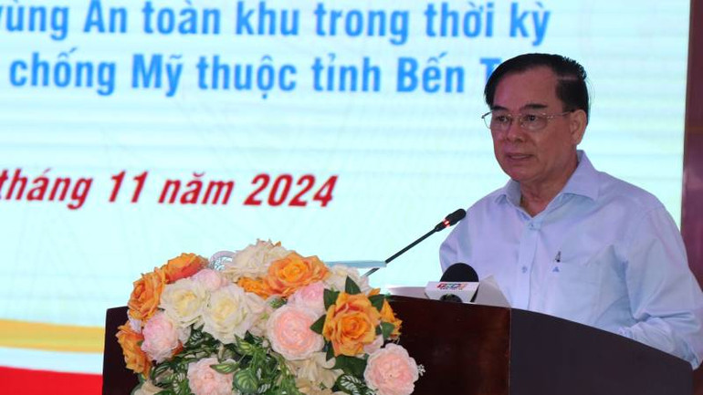 Chủ tịch Ủy ban nhân dân tỉnh Bến Tre Trần Ngọc Tam phát biểu tại hội nghị. (Ảnh: HOÀNG TRUNG)