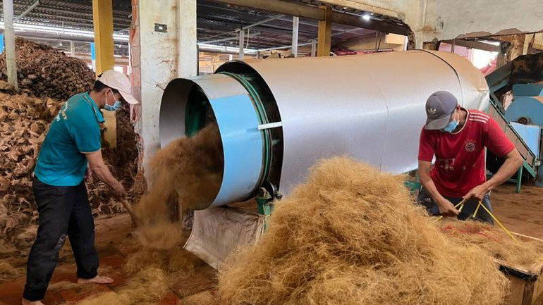 Sản xuất chỉ xơ dừa tại huyện Mỏ Cày Nam tạo việc làm cho nhiều lao động nông thôn. (Ảnh: HOÀNG TRUNG) Sản xuất chỉ xơ dừa tại huyện Mỏ Cày Nam tạo việc làm cho nhiều lao động nông thôn. (Ảnh: HOÀNG TRUNG)