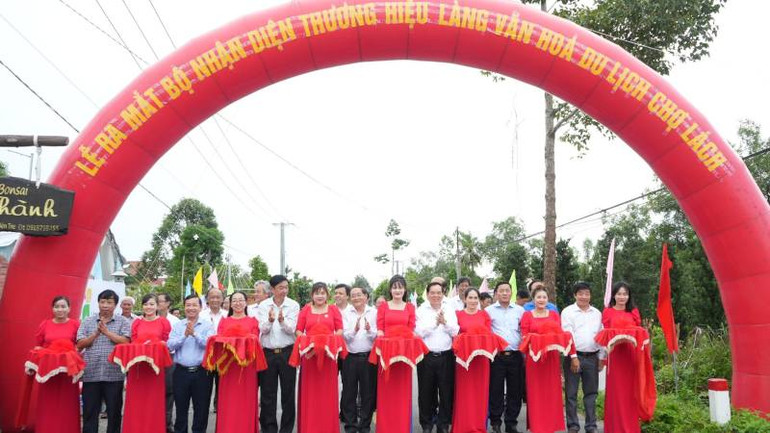 Lãnh đạo tham dự buổi lễ thực hiện nghi thức cắt băng khánh thành huyện lộ 35 trên địa bàn huyện Chợ Lách. (Ảnh: HOÀNG TRUNG)