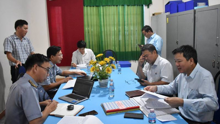 Đoàn công tác Bộ Nông nghiệp và Phát triển nông thôn kiểm tra hồ sơ, nhật ký khai thác thủy sản tại huyện Ba Tri (tỉnh Bến Tre). (Ảnh: HOÀNG TRUNG)