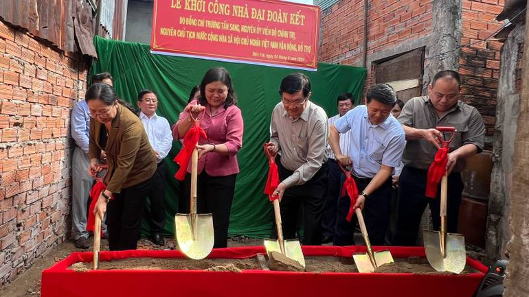 Khởi công xây dựng nhà Đại đoàn kết cho người nghèo. (Ảnh: HOÀNG TRUNG) Khởi công xây dựng nhà Đại đoàn kết cho người nghèo. (Ảnh: HOÀNG TRUNG)