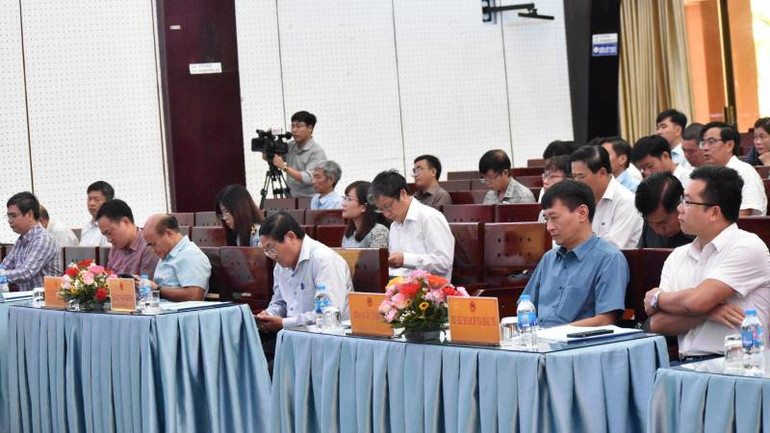 Đại biểu tham dự hội nghị công bố quy hoạch cảng cá và khu tránh trú bão cho tàu cá. (Ảnh: HOÀNG TRUNG)