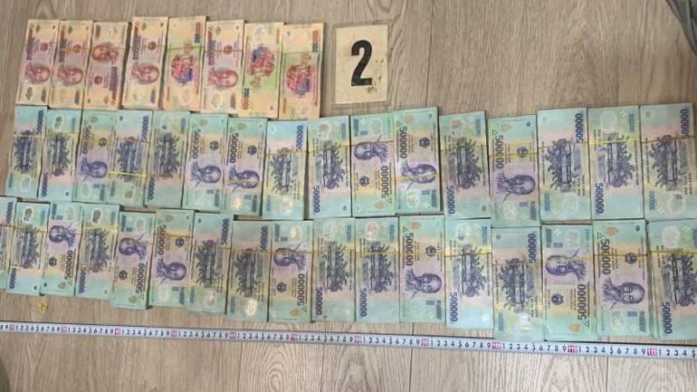 Cơ quan Công an tạm giữ tiền tại nhà đối tượng Khoa. (Ảnh: Cơ quan Công an cung cấp)