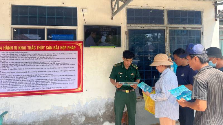 Cơ quan chức năng tập trung tuyên truyền chống khai thác IUU. (Ảnh: HOÀNG TRUNG)