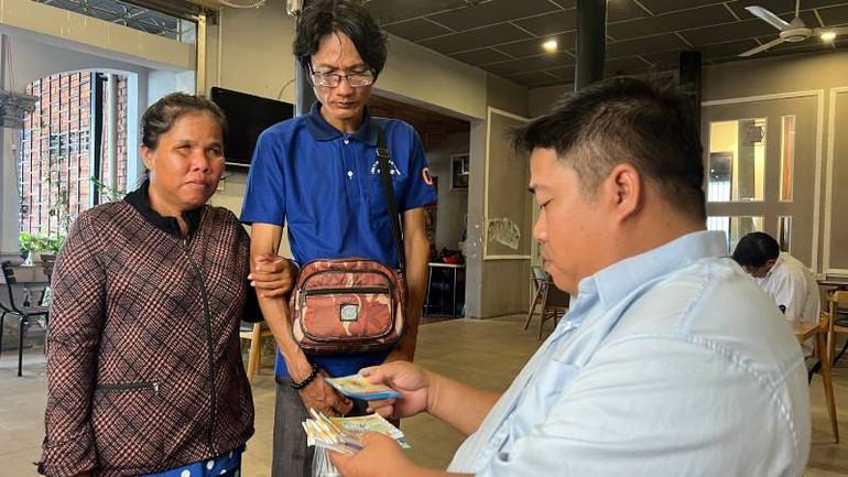 Người tàn tật bán vé số mưu sinh tại tỉnh Bến Tre. (Ảnh: HOÀNG TRUNG)