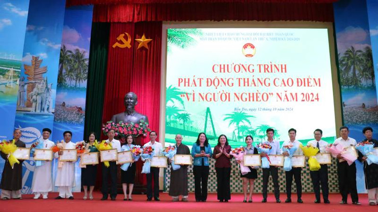 Tặng bằng khen cho tập thể, cá nhân có thành tích ủng hộ vật chất thực hiện an sinh xã hội. (Ảnh: HOÀNG TRUNG) Tặng bằng khen cho tập thể, cá nhân có thành tích ủng hộ vật chất thực hiện an sinh xã hội. (Ảnh: HOÀNG TRUNG)