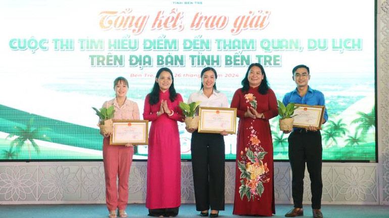Trao bằng khen của Chủ tịch Ủy ban nhân dân tỉnh Bến Tre cho 3 cá nhân có thành tích xuất sắc. (Ảnh: HOÀNG TRUNG)