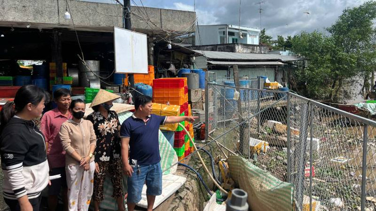 Người dân, tiểu thương không có đường lên, xuống hàng hóa và sinh hoạt khi bị rào chắn bằng lưới thép B40 tại bến sông Cái Quao. (Ảnh: HOÀNG TRUNG)