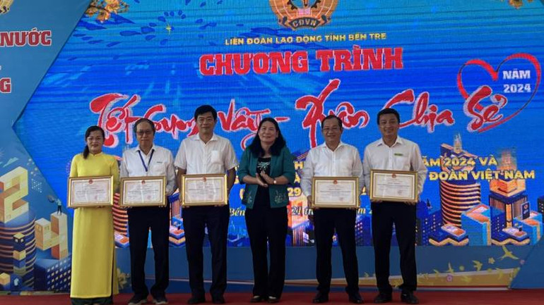 Lãnh đạo tỉnh trao Bằng khen cho tập thể có thành tích ủng hộ vật chất chăm lo đoàn viên, lao động gặp khó khăn.