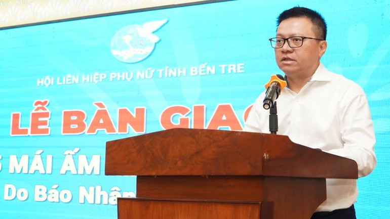 Đồng chí Lê Quốc Minh phát biểu tại buổi lễ bàn giao nhà. (Ảnh: THẾ ANH)