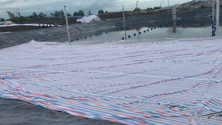 Khu vực chứa rác được phủ bạt để giảm mùi hôi thoát ra bên ngoài khu dân cư. (Ảnh: HOÀNG TRUNG)