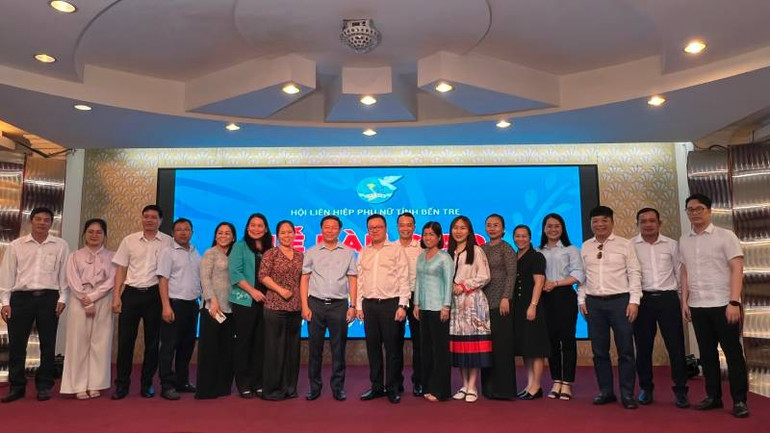 Đoàn công tác Báo Nhân Dân làm việc tại tỉnh Bến Tre. (Ảnh: THẾ ANH)