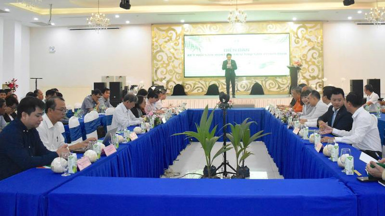 Đại biểu tham dự Diễn đàn kết nối sản xuất và tiêu thụ sản phẩm dừa. (Ảnh: HOÀNG TRUNG)