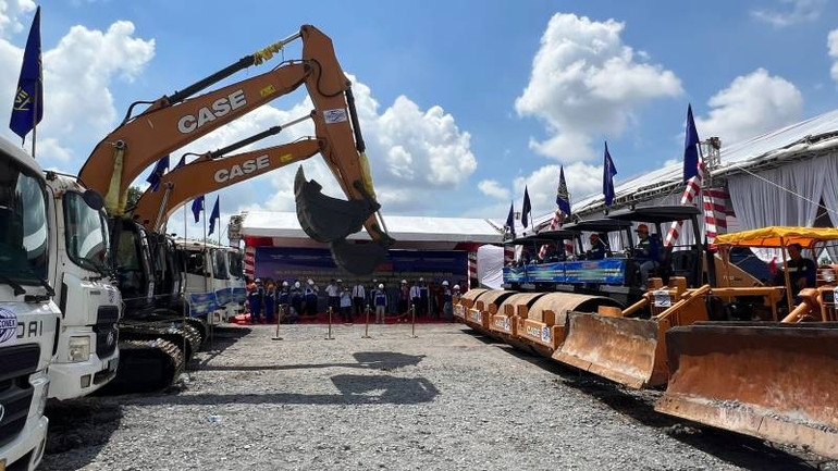 Đơn vị xây dựng dự án cầu Ba lai 8 tập trung máy móc, vật tư để triển khai thực hiện dự án sau lễ khởi công. (Ảnh: HOÀNG TRUNG) Đơn vị xây dựng dự án cầu Ba lai 8 tập trung máy móc, vật tư để triển khai thực hiện dự án sau lễ khởi công. (Ảnh: HOÀNG TRUNG)