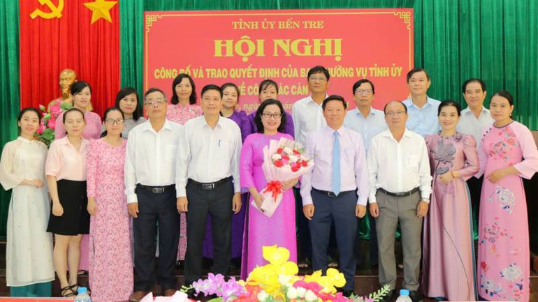 Đồng chí Nguyễn Trúc Hạnh cùng lãnh đạo Tỉnh ủy, Ban Tuyên giáo Tỉnh ủy chụp ảnh lưu niệm tại Hội nghị. (Ảnh: HOÀNG TRUNG)