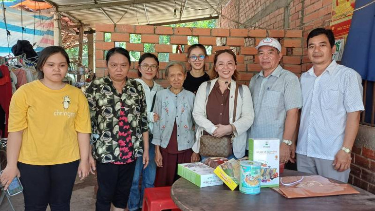 Đoàn công tác thăm gia đình hội viên là nông dân khó khăn tại xã Hưng Phong, huyện Giồng Trôm, tỉnh Bến Tre. Đoàn công tác thăm gia đình hội viên là nông dân khó khăn tại xã Hưng Phong, huyện Giồng Trôm, tỉnh Bến Tre.