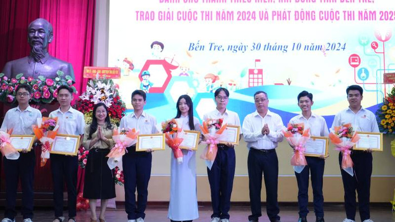 Trao giải cho các tác giả, nhóm tác giả đoạt giải tại cuộc thi sáng tạo dành cho thanh thiếu niên, nhi đồng tỉnh Bến Tre năm 2024. (Ảnh: HOÀNG TRUNG)