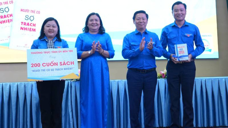 Ban Thường vụ Tỉnh ủy Bến Tre trao bảng tượng trưng tặng 200 quyển sách "Người trẻ có sợ trách nhiệm?" cho Tỉnh đoàn Bến Tre.