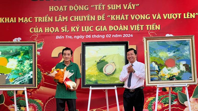 Lãnh đạo Sở Văn hóa, Thể thao và Du lịch tỉnh Bến Tre tặng hoa cảm ơn họa sĩ Đoàn Việt Tiến.