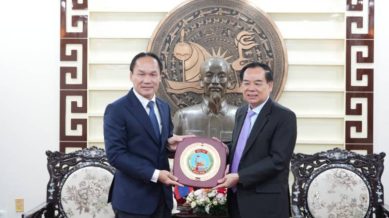 Chủ tịch Ủy ban nhân dân tỉnh Bến Tre Trần Ngọc Tam tặng quà lưu niệm cho Ngài Phonesy Bounmixay, Tổng lãnh sự Lào tại Thành phố Hồ Chí Minh.