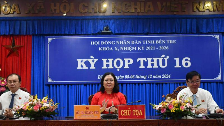 Chủ tọa kỳ họp thứ 16 Hội đồng nhân dân tỉnh Bến Tre. (Ảnh: HOÀNG TRUNG)