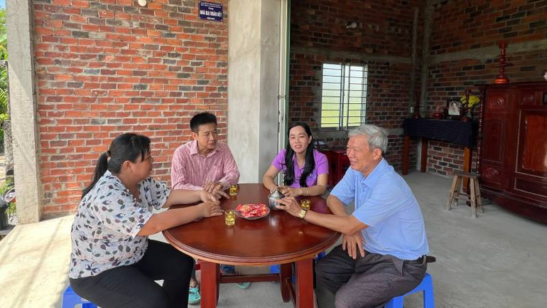 Ông Phạm Văn Được (giữa) bên căn nhà mới. (Ảnh: HOÀNG TRUNG) Ông Phạm Văn Được (giữa) bên căn nhà mới. (Ảnh: HOÀNG TRUNG)