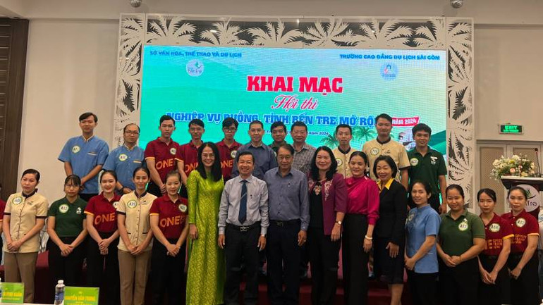 Ban tổ chức chụp ảnh lưu niệm với các thí sinh tham gia Hội thi. (Ảnh: HOÀNG TRUNG)