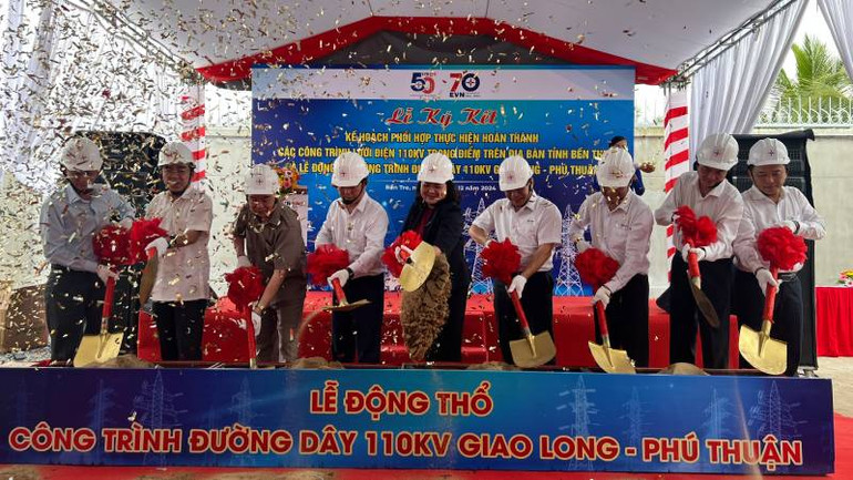 Lãnh đạo tham dự buổi lễ thực hiện nghi thức động thổ công trình đường dây 110 kV Giao Long-Phú Thuận. (Ảnh: HOÀNG TRUNG)