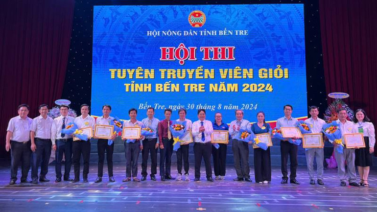 Ban tổ chức trao giải cho các đội tham gia Hội thi tuyên truyền viên giỏi. (Ảnh: HOÀNG TRUNG)