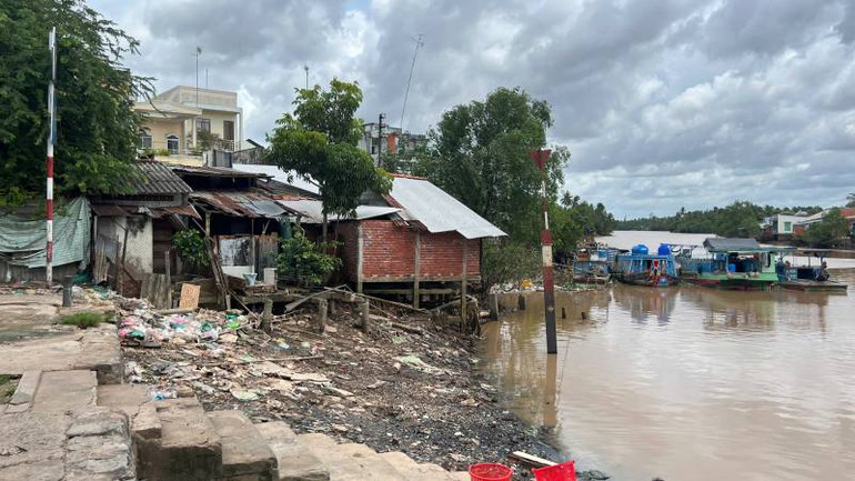 Bến thủy nội địa được cấp phép nhiều năm liền ghe, tàu không cập bến được vì bãi cạn. (Ảnh: HOÀNG TRUNG)
