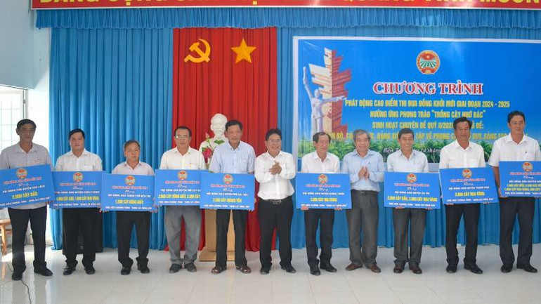 Hội Nông dân tỉnh Bến Tre trao bảng tượng trưng phân bổ cây xanh về các địa phương để thực hiện phong trào trồng cây nhớ Bác.