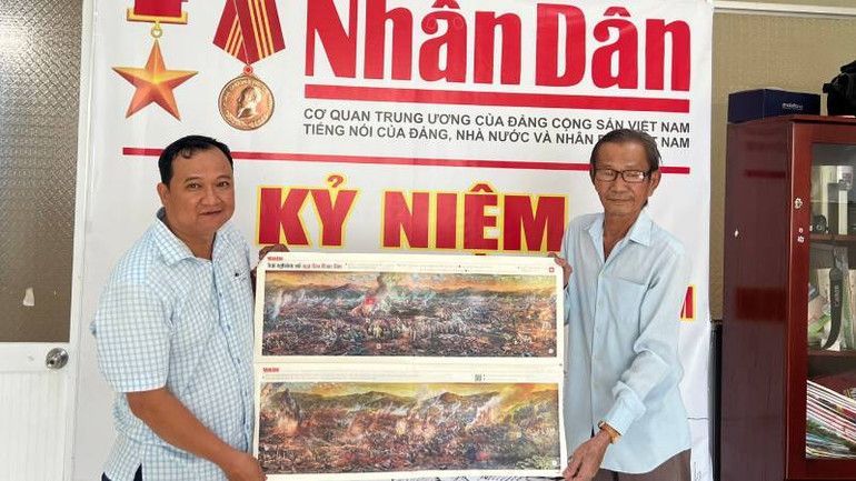 Ông Võ Tấn Quốc, ngụ phường 8 (thành phố Bến Tre) đến nhận phụ san Panorama "Chiến dịch Điện Biên Phủ" miễn phí.