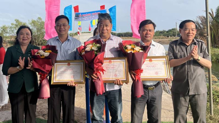 Lãnh đạo tỉnh Bến Tre trao Bằng khen cho tập thể và cá nhân tích cực đóng góp xây dựng cầu Rạch Bà 1