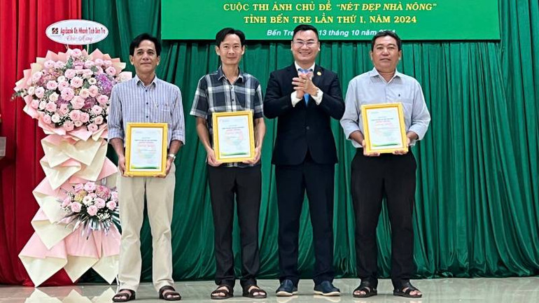 Ban tổ chức trao giải cho các tác giả đoạt giải Cuộc thi ảnh "Nét đẹp nhà nông". (Ảnh: HOÀNG TRUNG)