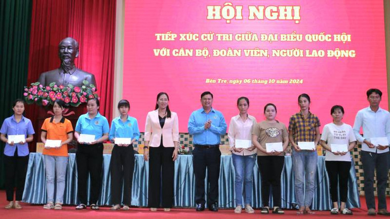 Tặng quà cho công nhân có hoàn cảnh khó khăn. (Ảnh: HOÀNG TRUNG)