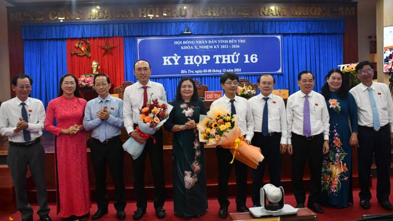 Đại biểu chúc mừng 2 thành viên Ủy ban nhân dân tỉnh Bến Tre nhiệm kỳ 2021 - 2026 vừa được bầu bổ sung. (Ảnh: HOÀNG TRUNG)