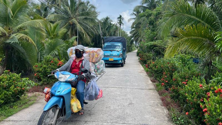 Đường giao thông nông thôn tại ấp Bình Lợi được mở rộng giúp phát triển kinh tế-xã hội tại địa phương. (Ảnh: HOÀNG TRUNG)
