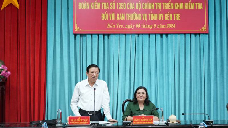 Đồng chí Phan Đình Trạc phát biểu tại hội nghị triển khai Quyết định số 1350 của Bộ Chính trị. (Ảnh: HOÀNG TRUNG)