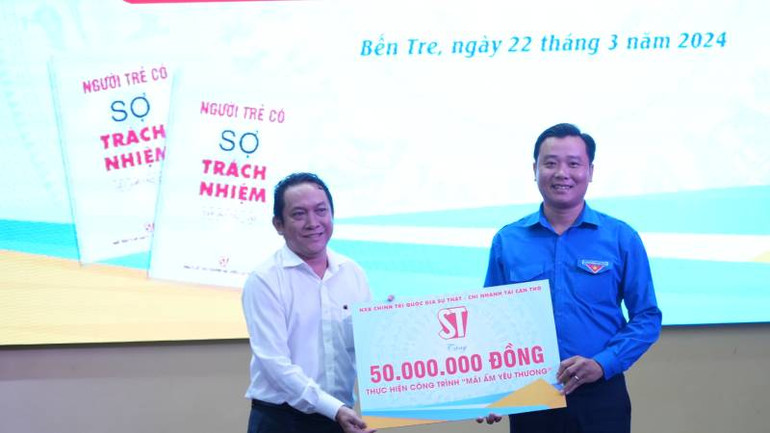 Nhà Xuất bản Chính trị Quốc gia Sự Thật chi nhánh Cần Thơ trao bảng tượng trưng tặng 1 công trình mái ấm yêu thương.