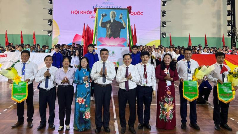 Đại diện Ban Tổ chức trao cờ lưu niệm cho các đoàn tham dự Hội khỏe Phù Đổng toàn quốc lần thứ 10.