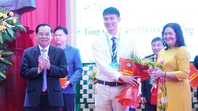 Lãnh đạo tỉnh Bến Tre trao Quyết định chủ trương đầu tư cho dự án đầu tư phát triển khu đô thị mới Mỹ Hóa. (Ảnh: HOÀNG TRUNG)