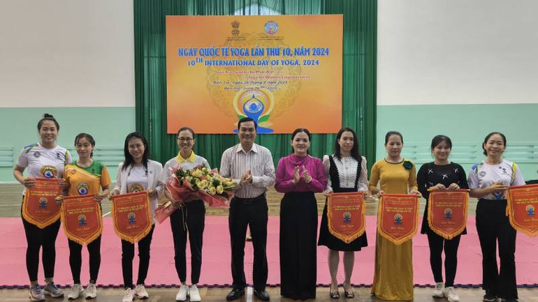 Ban Tổ chức trao cờ lưu niệm cho các đơn vị tham gia Ngày Quốc tế Yoga năm 2024 Ban Tổ chức trao cờ lưu niệm cho các đơn vị tham gia Ngày Quốc tế Yoga năm 2024