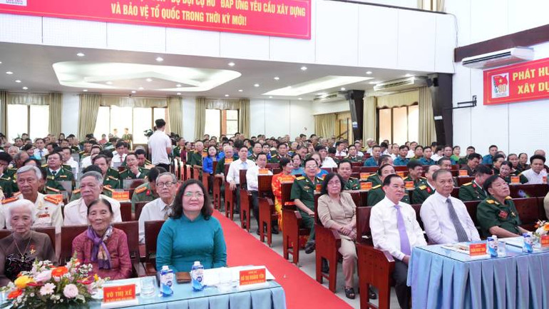 Đại biểu dự họp mặt Ngày thành lập Quân đội nhân dân Việt Nam. (Ảnh: HOÀNG TRUNG) Đại biểu dự họp mặt Ngày thành lập Quân đội nhân dân Việt Nam. (Ảnh: HOÀNG TRUNG)