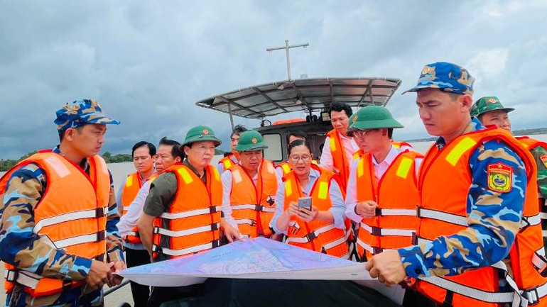 Phó Thủ tướng Chính phủ Trần Hồng Hà cùng Đoàn công tác khảo sát mỏ cát Qưới Sơn (huyện Châu Thành, tỉnh Bến Tre).