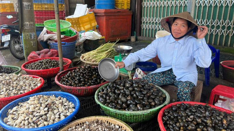 Tiểu thương Ngô Thị Sếu gặp nhiều khó khăn trong việc lấy nước ở sông Cái Quao. (Ảnh: HOÀNG TRUNG)