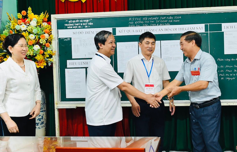 Bộ trưởng động viên cán bộ, giáo viên làm nhiệm vụ coi thi điểm thi Trường THPT B Duy Tiên, Hà Nam.